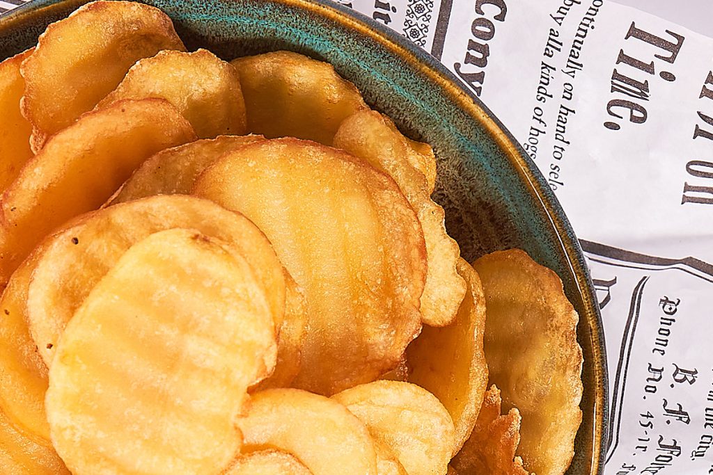 Poimutettu viipaleperuna-annos