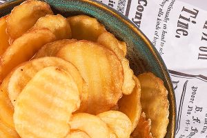 Poimutettu viipaleperuna-annos