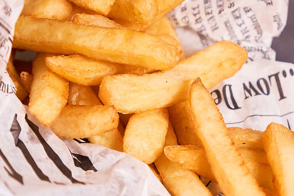 Tuhti tikkuperuna-annos