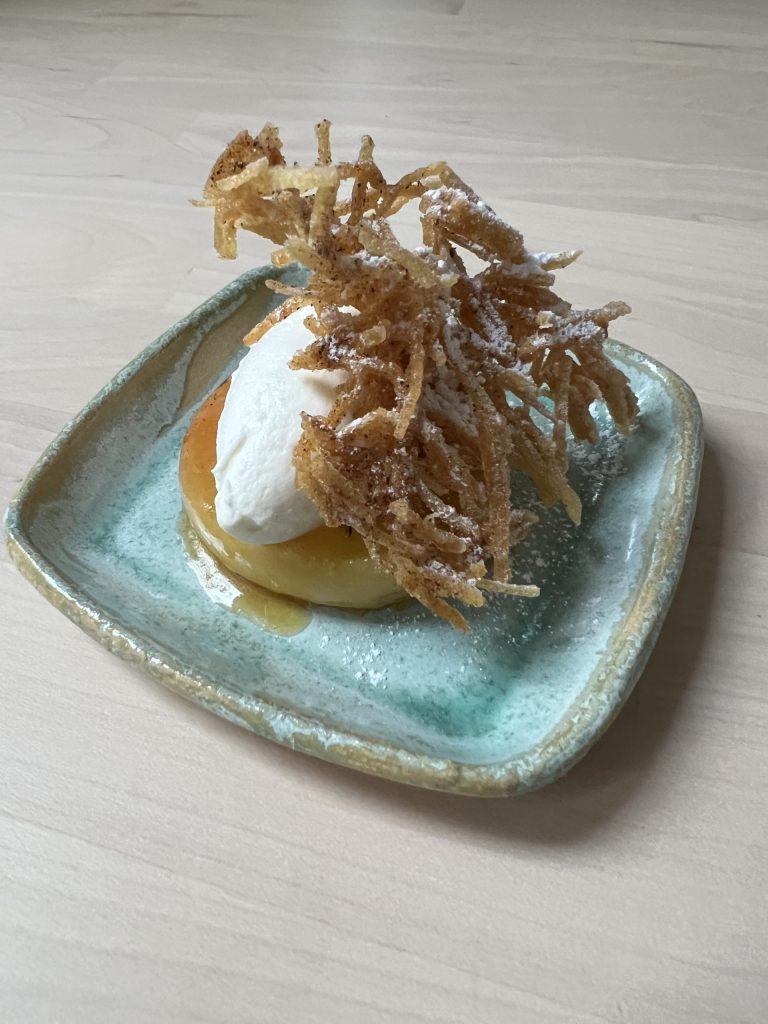 Karamellisoidut omenat, sitruuna-chantilly ja tippaperuna