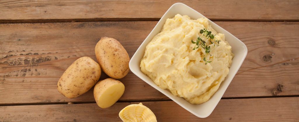 Perunoita ja perunamuusia pöydällä